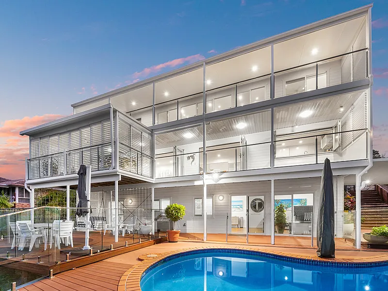 Hilltop Entertainer's Residence With Panoramic Coastline Views - Ideal Dual-Living