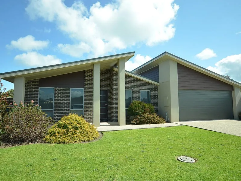 SHORT TERM LEASE - FULLY FURNISHED HOME!