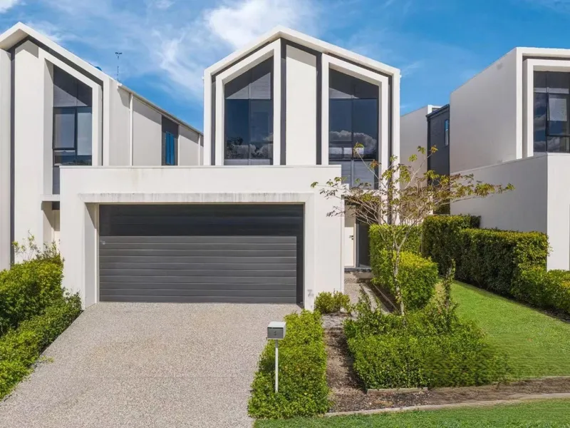 TERRACE HOME LOCATED AROUND UNIQUE PARKLAND