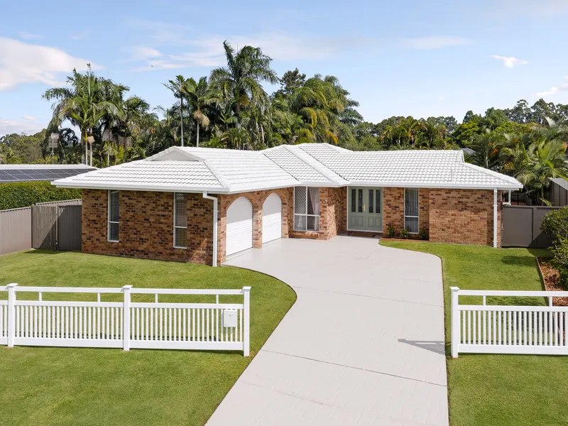 Exceptionally Presented Family Entertainer with Pool!