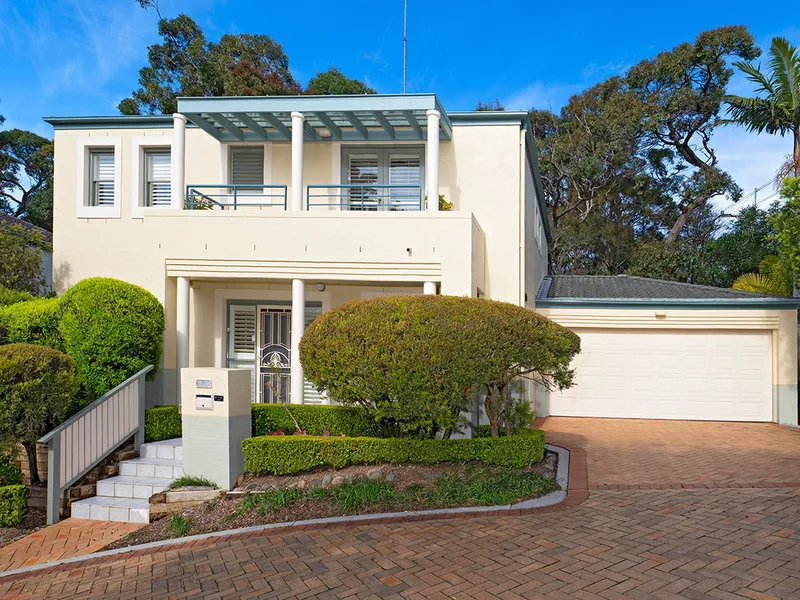 Stylish freestanding townhouse in the exclusive Woodlands Estate