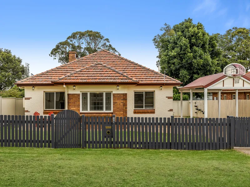 Adorable Renovated Bungalow Close to Town