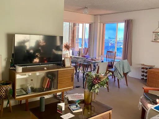 HILLSIDE SUBURB UNIT WITH BEAUTIFUL OUTLOOK