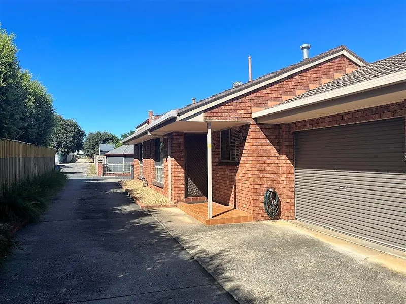 Central unit in East Albury, furnished.