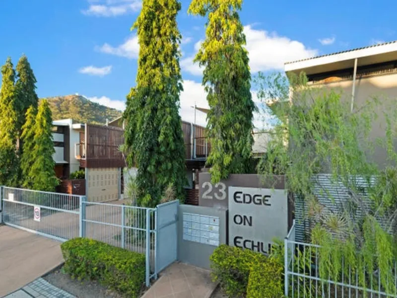 ARCHITECTUALLY DESIGNED TOWNHOUSE!