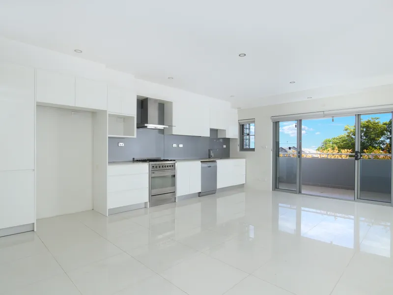 Easy access ground floor apartment so close to shops & station