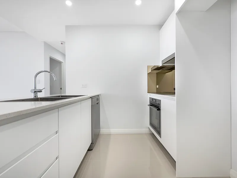Generous new north facing 2 bed apartment on level 16, walk to the station