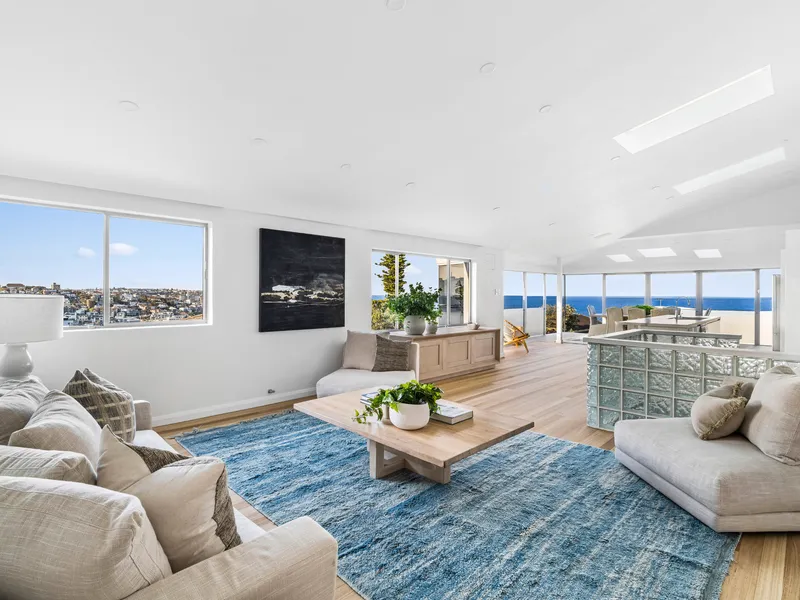 Northerly Sunshine And 180-Degree Beach And Ocean Views In An Exclusive Hilltop Cul-De-Sac