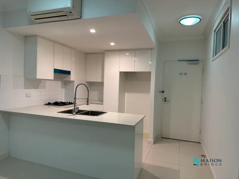 Contemporary 2 Bedroom 2 Bathroom Apartment + Study room!