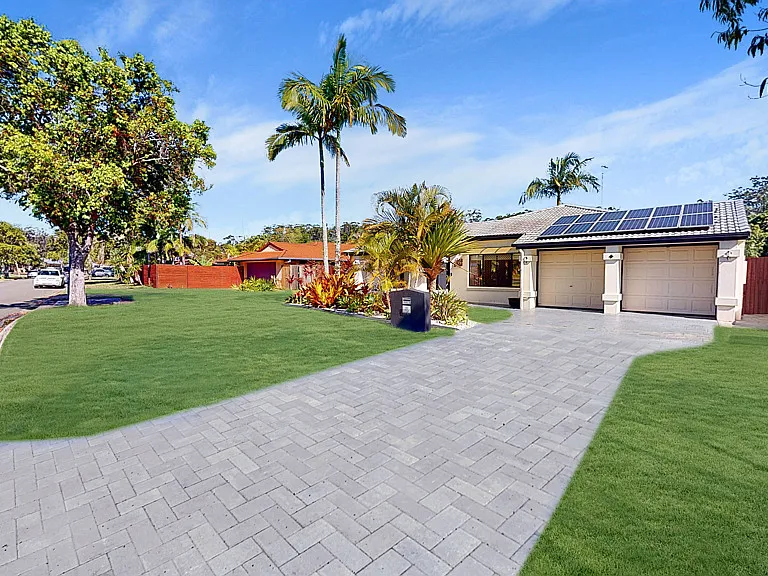 Family Home with Pool and Side Access