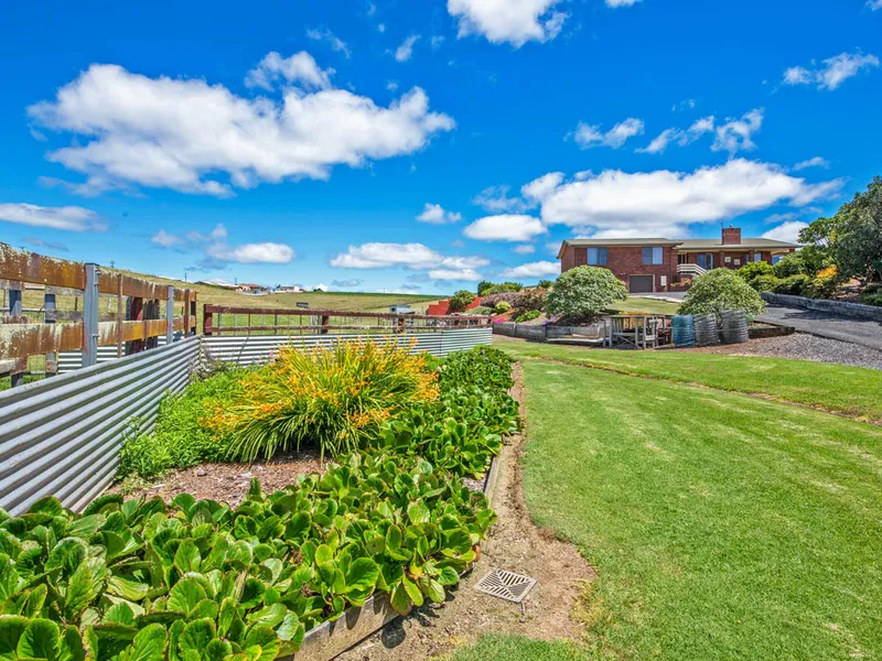 Coastal Lifestyle Acreage with It's Own Water Supply!