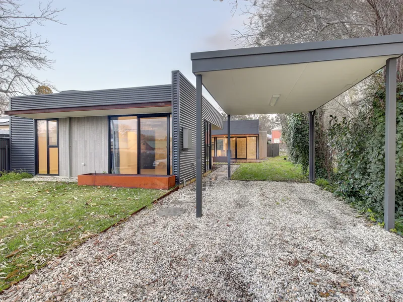 ARCHITECTURALLY DESIGNED HOME IN HEART OF HAHNDORF