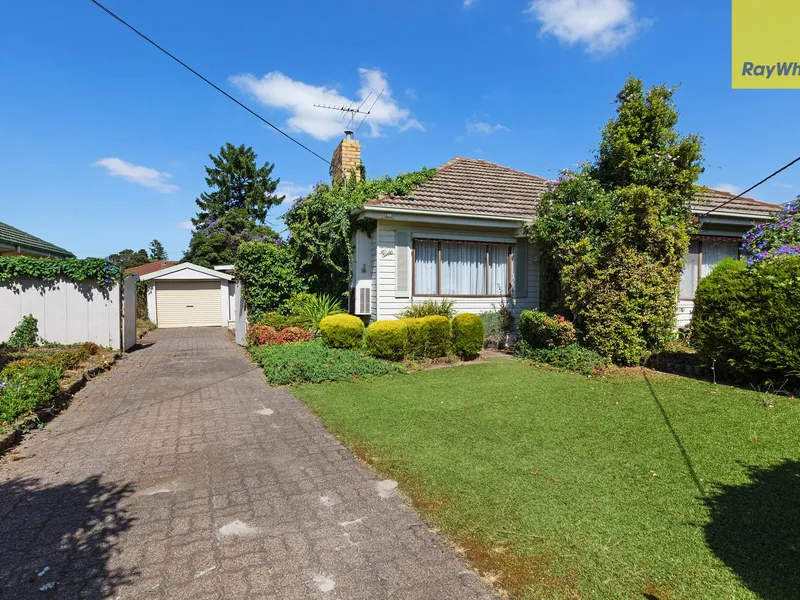 Wide frontage (18.3m)