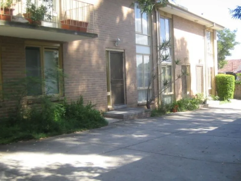 Centrally located to Trains, Shopping Centres and Beach !