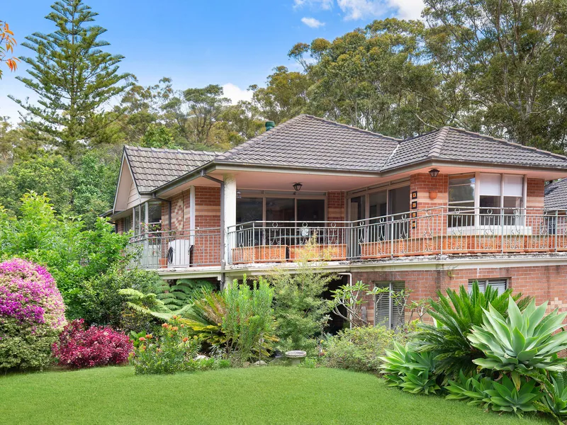 East Side  North East Corner  Substantial 223sqm Penthouse Style Unit