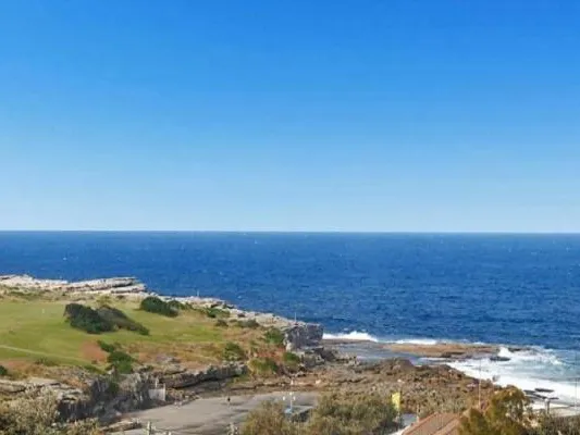 Two minutes to the beach!
