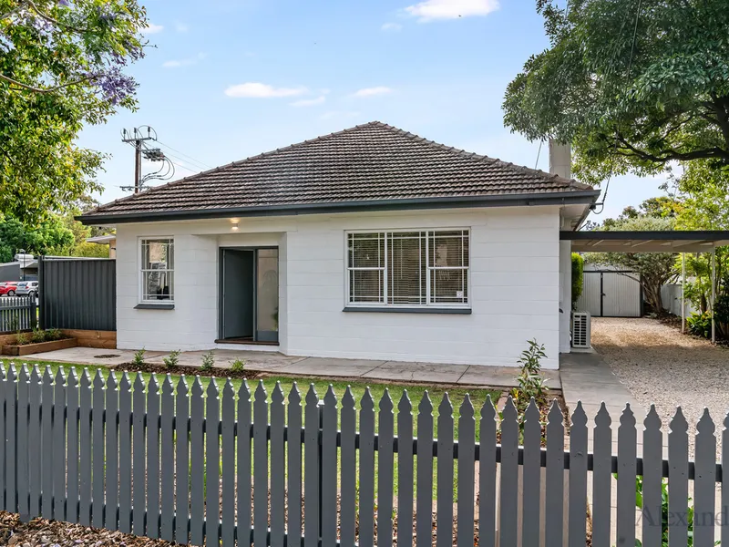 Cute as a button! – Stylishly renovated family home in quiet location on a corner allotment!