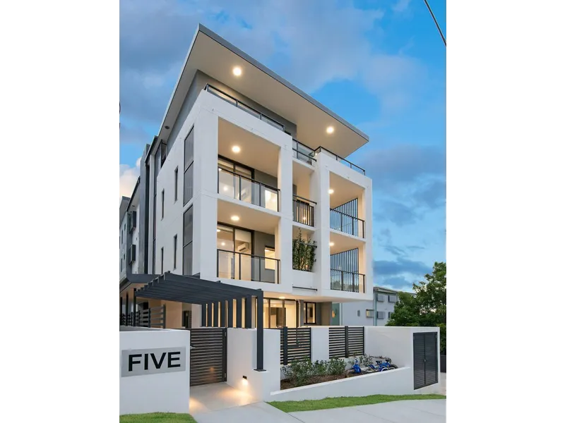 2 Bedroom unit with 2 CAR PARKS and Mountain Views