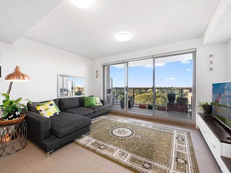 Elevated apartment with panoramic views of city