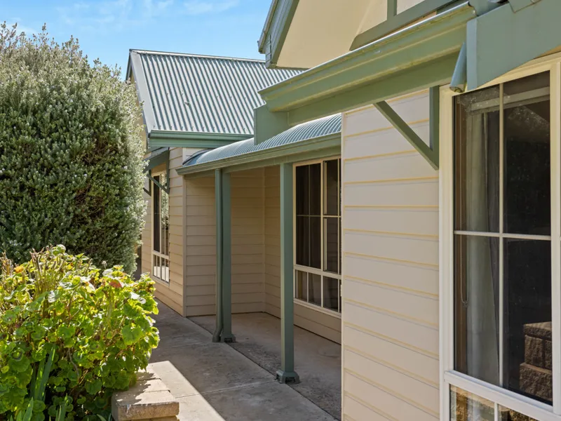 Stunning Bushland Views and Modern Comforts