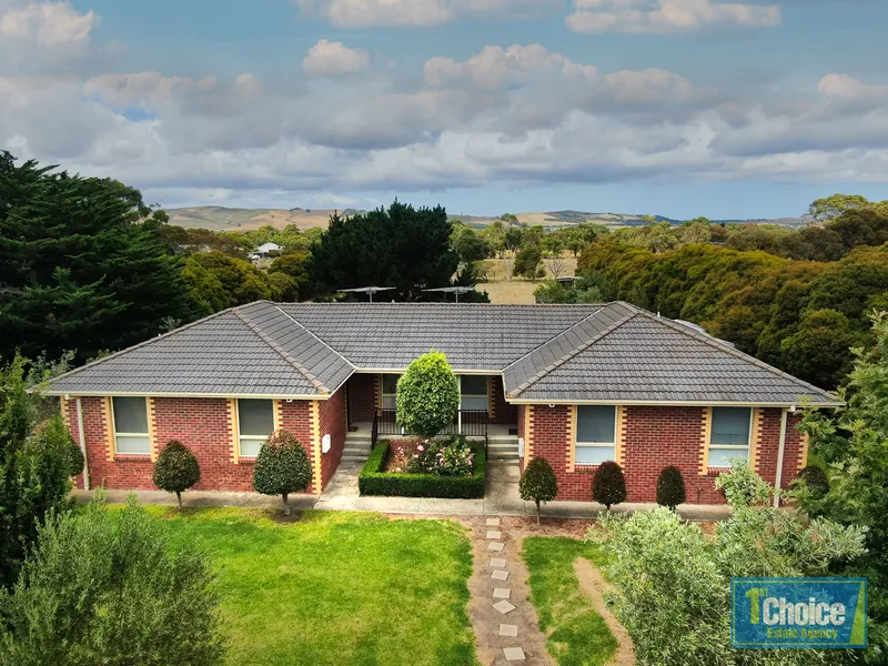 DUAL LIVING - 1 ACRE!!