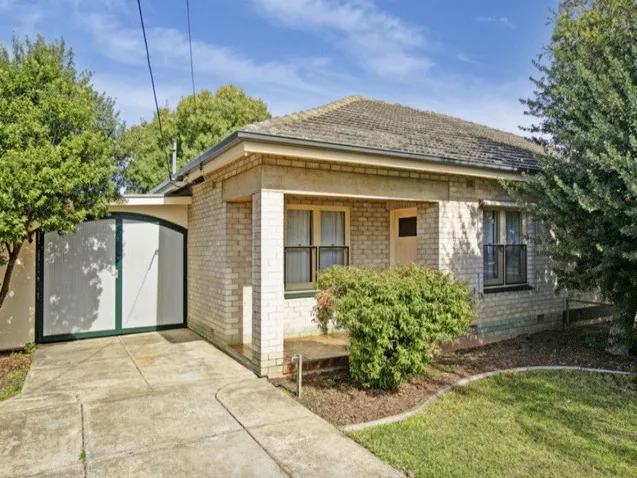 Open plan 2 bedroom home with large detached 3rd bed/studio