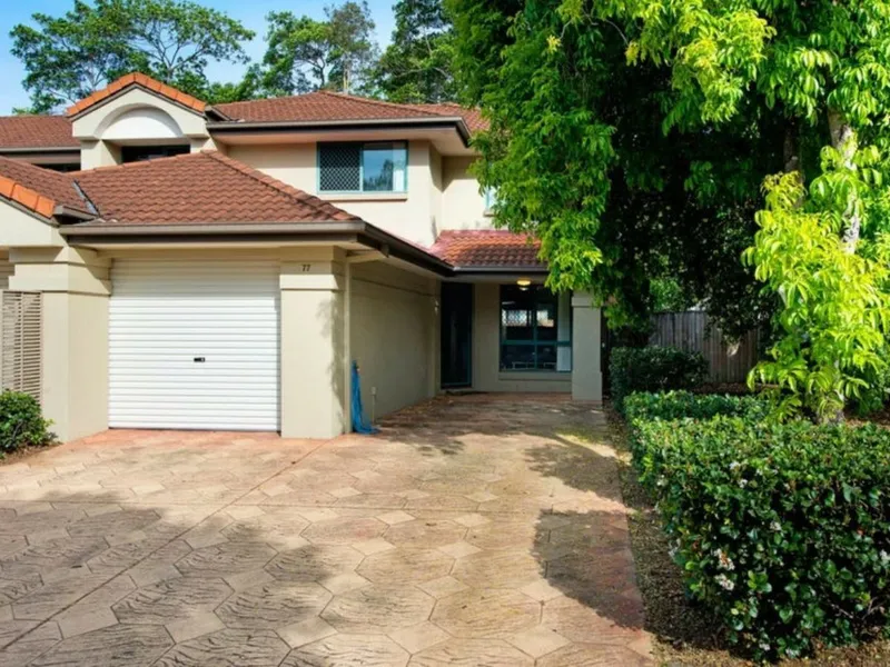 Over-Sized 3 B/R END Townhouse, Ideally Situated in Complex & Ideally Located in Central Carrara