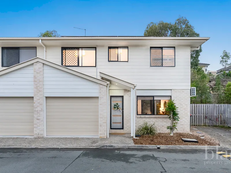 Modern Gem: Halpine Lakes Three-Bedroom Residence