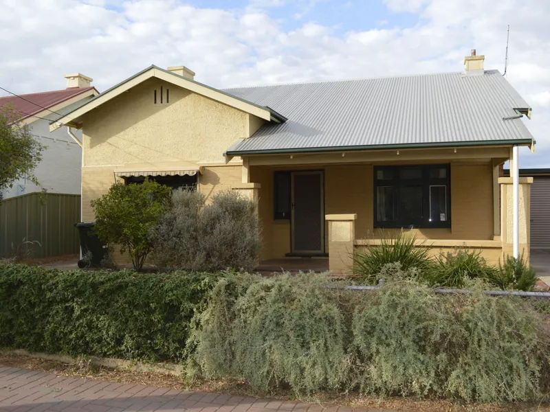 Full Renovated Bungalow In Quiet Street Close To Cafe And Restaurants