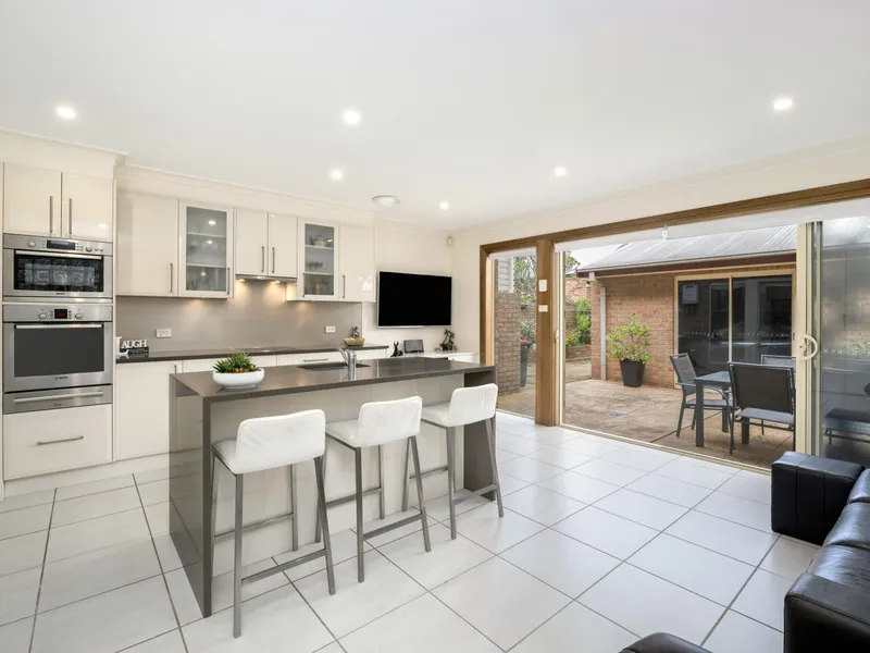 Outstanding Location, Walk to Shops, Beach and Entertainment