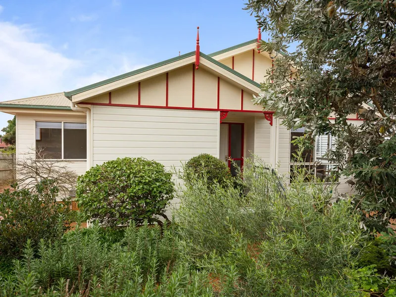 Gorgeous, Modern Gable with a Sunny Outlook!