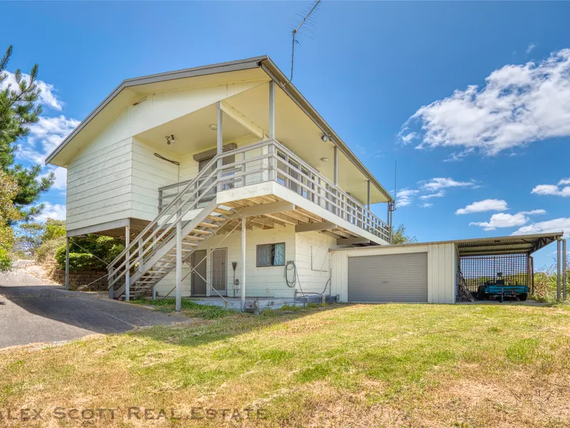 A CHARMING BEACH HOUSE WITH VIEWS!