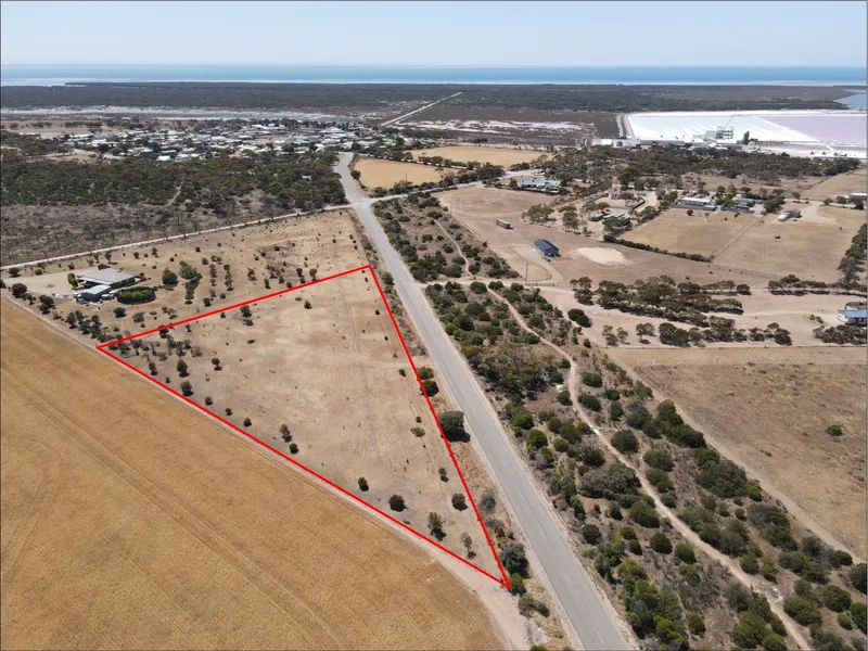1 ha (approx. 2.47 acres), Ideal Farmlet close to town…..