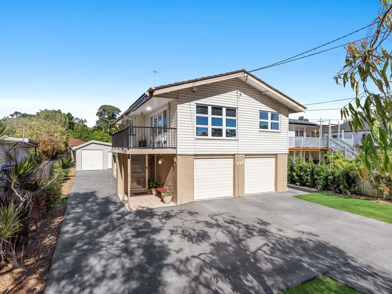 NEWLY RENOVATED COASTAL HOME WITH DUAL LIVING POTENTIAL, BOASTING TWO KITCHENS. SET ON A PRIME NORTH-FACING 607SQM BLOCK.