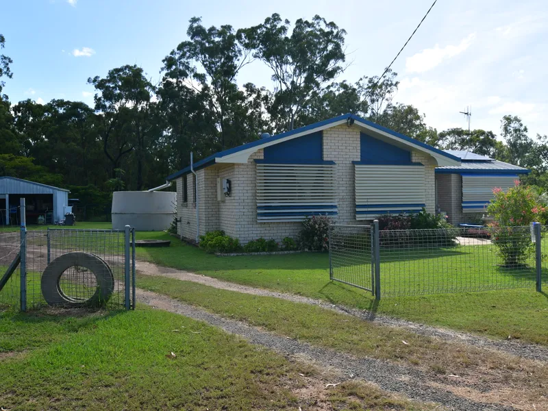 SOLID 4 BED AIRCONDITIONED BRICK HOME + 6KW SOLAR AND 2 SHEDS ON OVER HALF AN ACRE