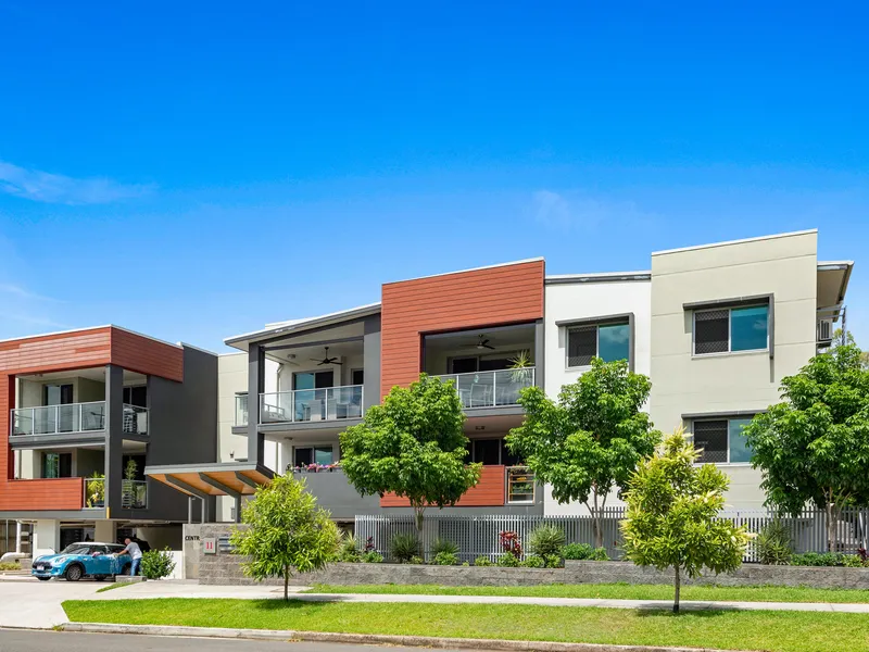 STUNNING TWO BED, TWO BATH APARTMENT WITH ELEVATOR AND SECURE PARKING