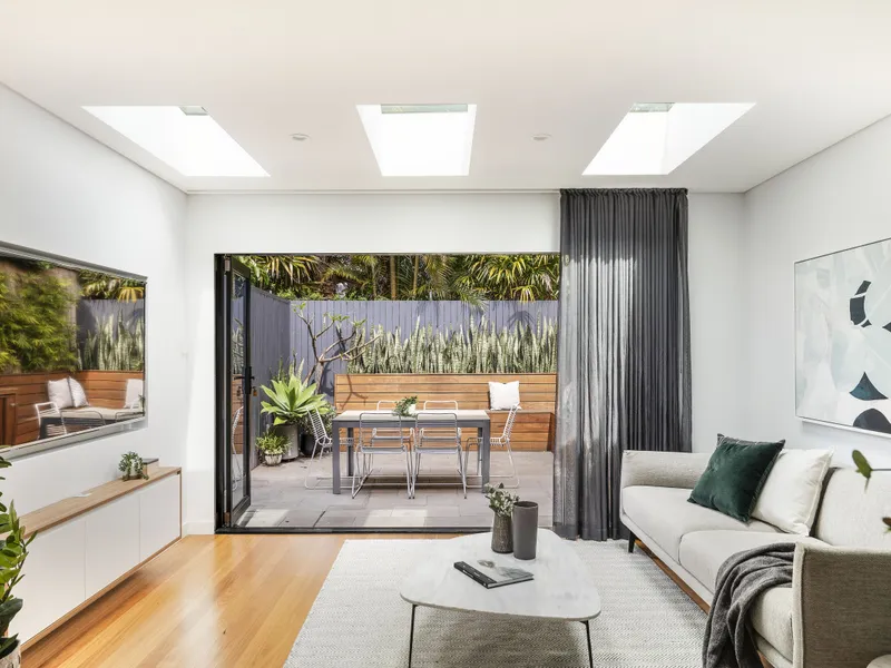 Modern renovated peninsula entertainer