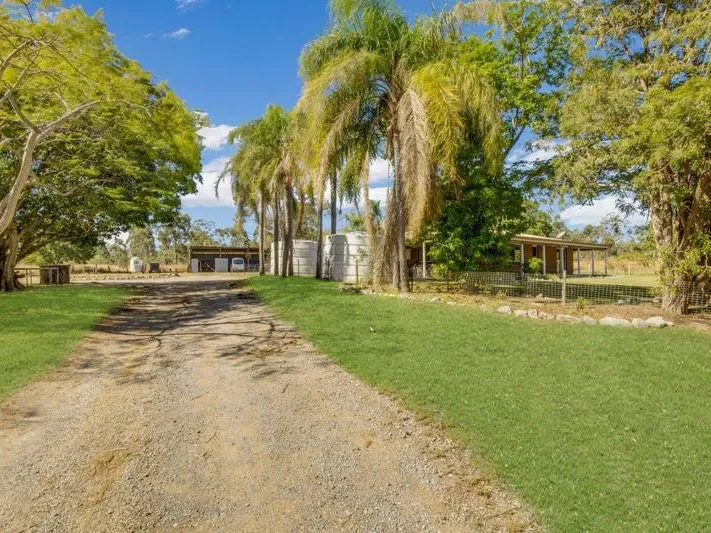 Acreage minutes to Town!