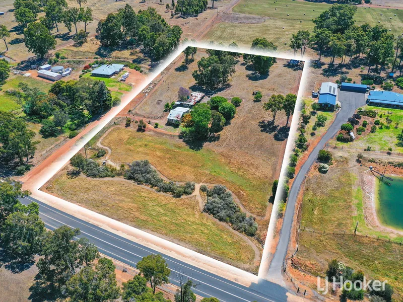 COUNTRY VIEWS, TOWN CONVENIENCE