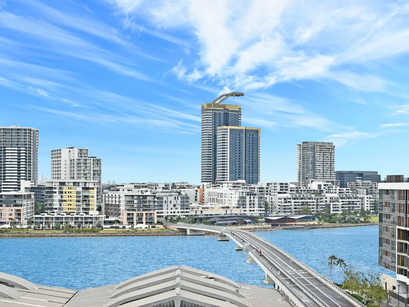 Backdrop of water and skyline | Light-filled paradise ????