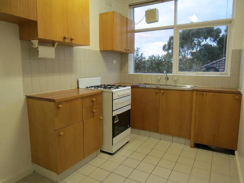 LIGHT FILLED APARTMENT IN A PRIME LOCATION!