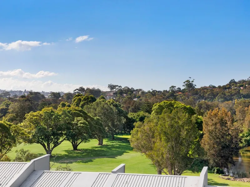 Bright & Airy Top Floor Apartment with Golf Course Outlook