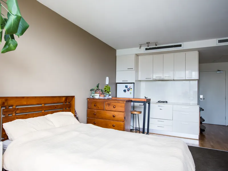 Studio apartment in the heart of Melbourne CBD- to live in or invest