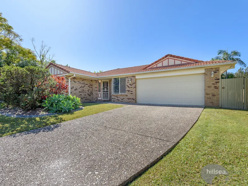 Family Home with Pool in 