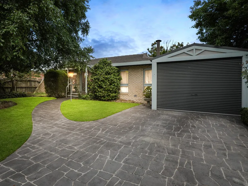 4 bedroom family living & entertaining - Classic charm & Convenient location!