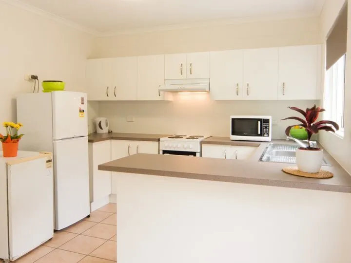 Partly Furnished 2 Bed Unit- Cannonvale!