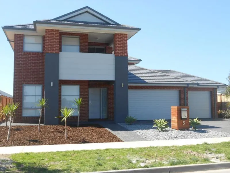 EXQUISITE LIVING IN SUPREME LAURIMAR LOCATION!