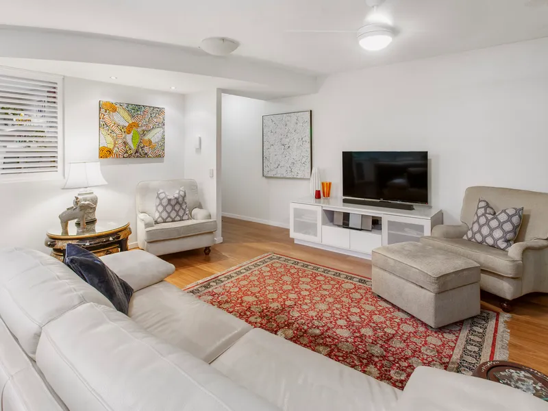 Enormous 2 bedroom in heart of Teneriffe