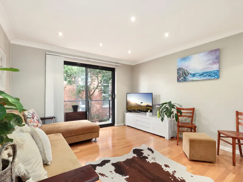 Beachside Apartment in Prized Collaroy Setting