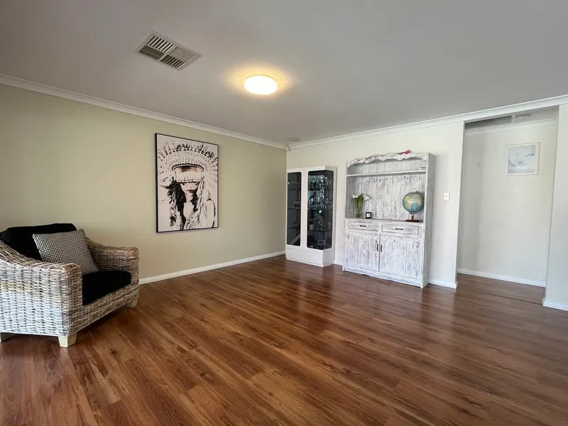 Move into this 4 x2 home before Christmas!